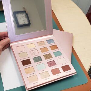 Iconic London large eyeshadow palette with mirror, Brand New